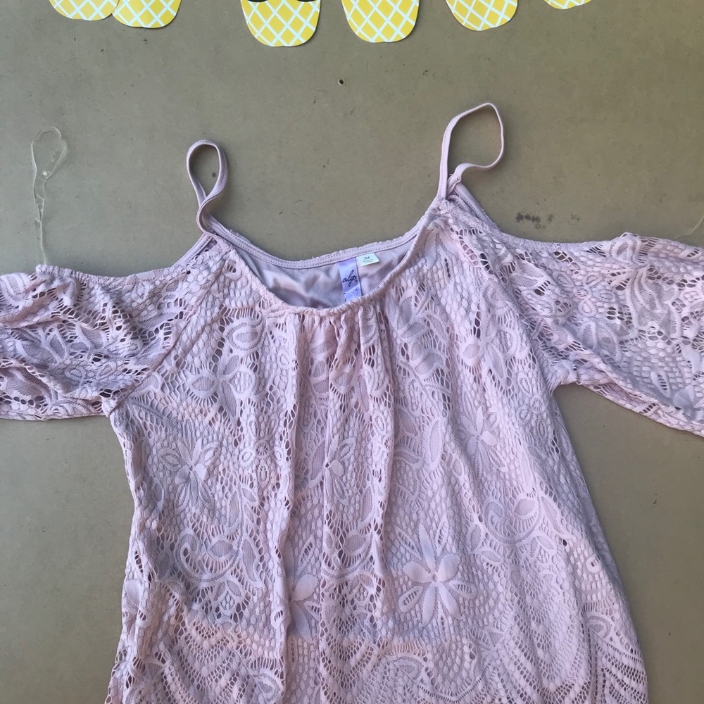 NWOT COLD SHOULDER PINK LACE FRANCESCAS TOP SIZE M